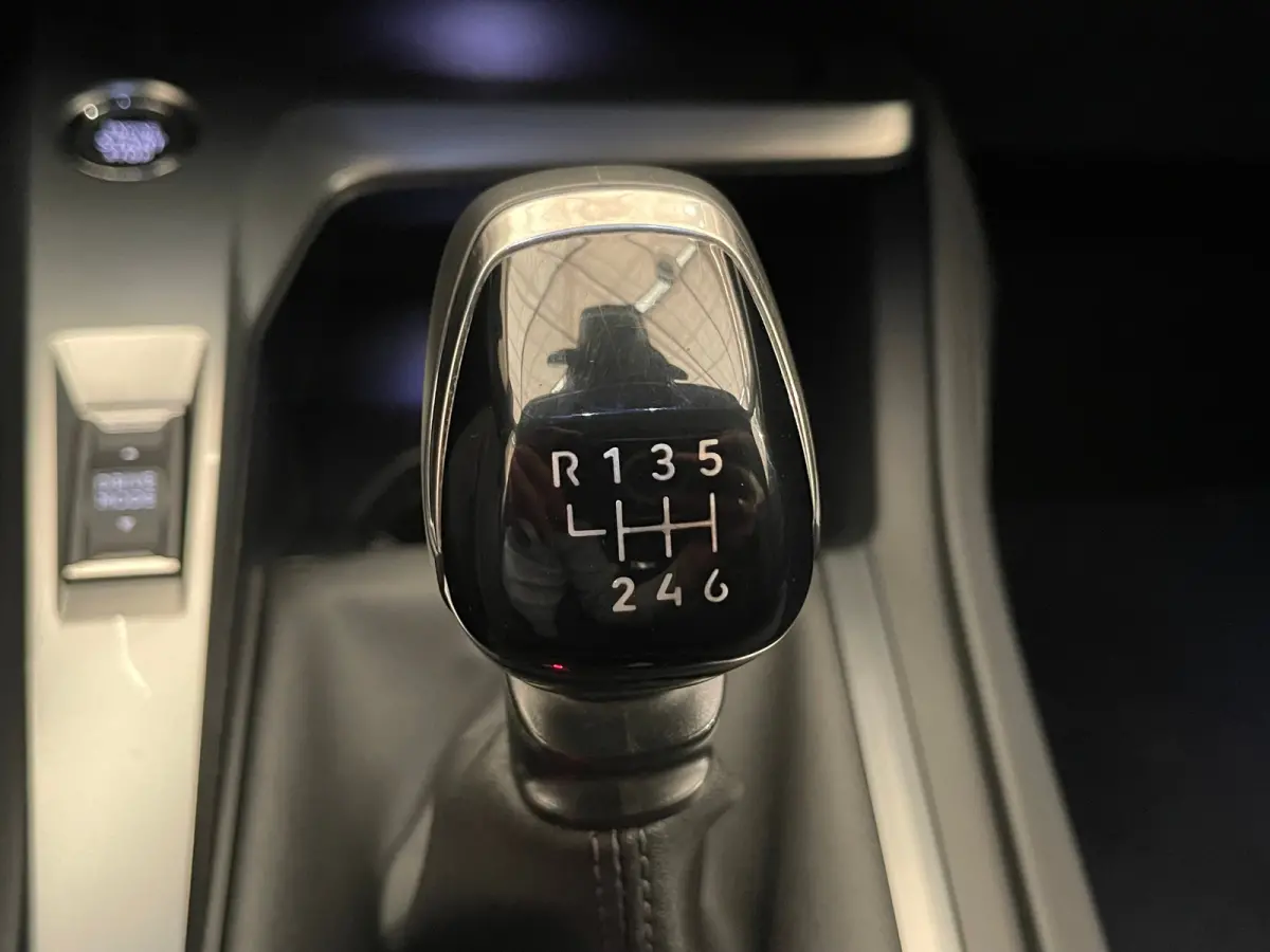 1.2 PureTech Allure Camera | Adaptieve Cruise | Parkeersensoren | 17" Lichtmetaal | Navigatie | Leder/Stof | Achteruitrijcamera | Apple Carplay/Android Auto|telefoonintegratie premium | Crui