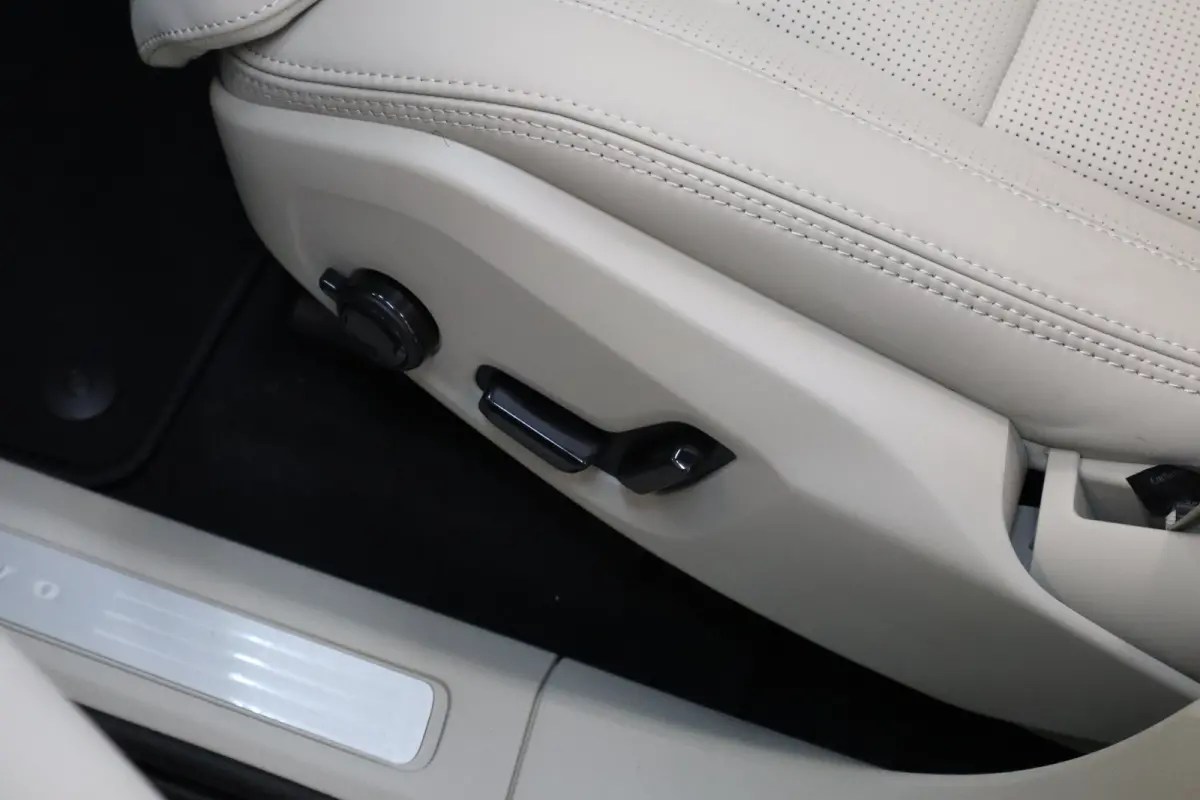 T8 406PK Ultra Executive Edition Bright | Luchtvering | B&W Audio | Gelam Glas | Massage | 360
