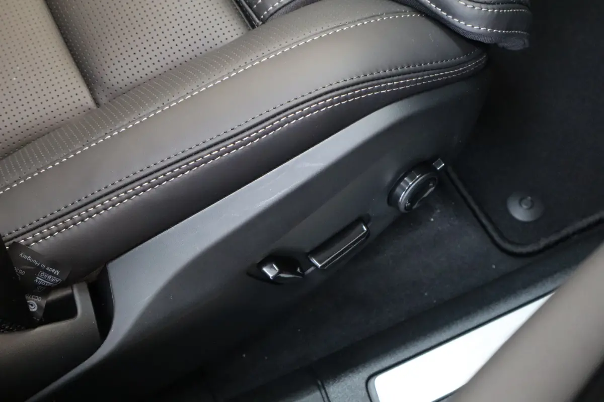 T8 406PK Ultra Executive Edition Dark | Executive | Luchtvering | B&W | 22" | Massage | HUD