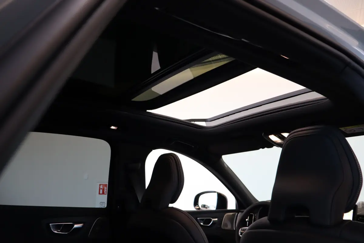 T8 406PK Ultra Executive Black Edition | Luchtvering | B&W Audio | 360 | Gelam Glas | Getint Glas | 22''