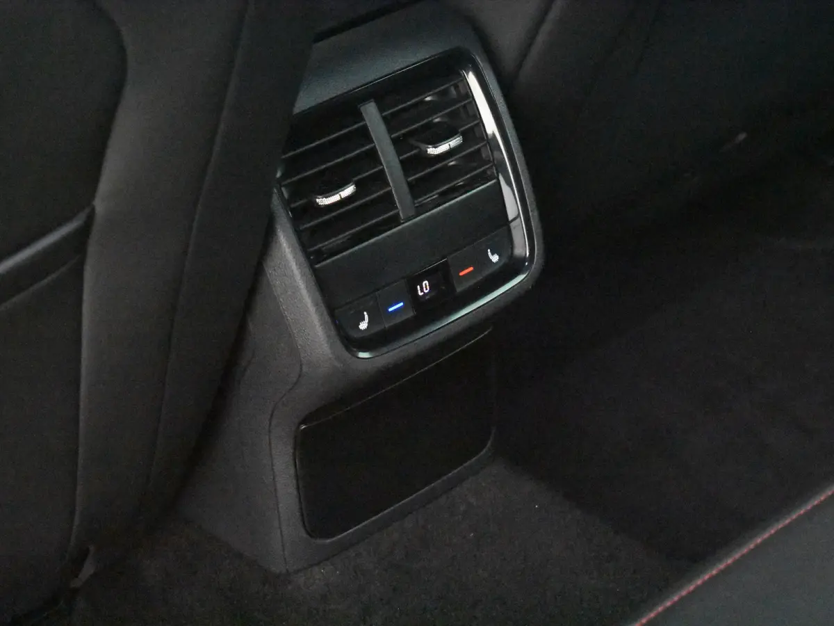 1.4 TSI RS iV PHEV Business 245PK DSG/AUTO | Elektr. Stoel incl MEmory l Head-up display | Camera | Stoel/stuurverwarming | App connect | Cruise control Adapt | Dodehoek detectie |  Keyless 