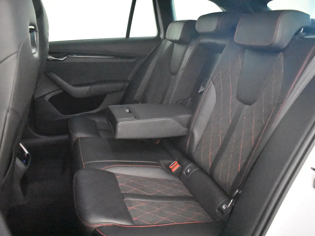 1.4 TSI RS iV PHEV Business 245PK DSG/AUTO | Elektr. Stoel incl MEmory l Head-up display | Camera | Stoel/stuurverwarming | App connect | Cruise control Adapt | Dodehoek detectie |  Keyless 