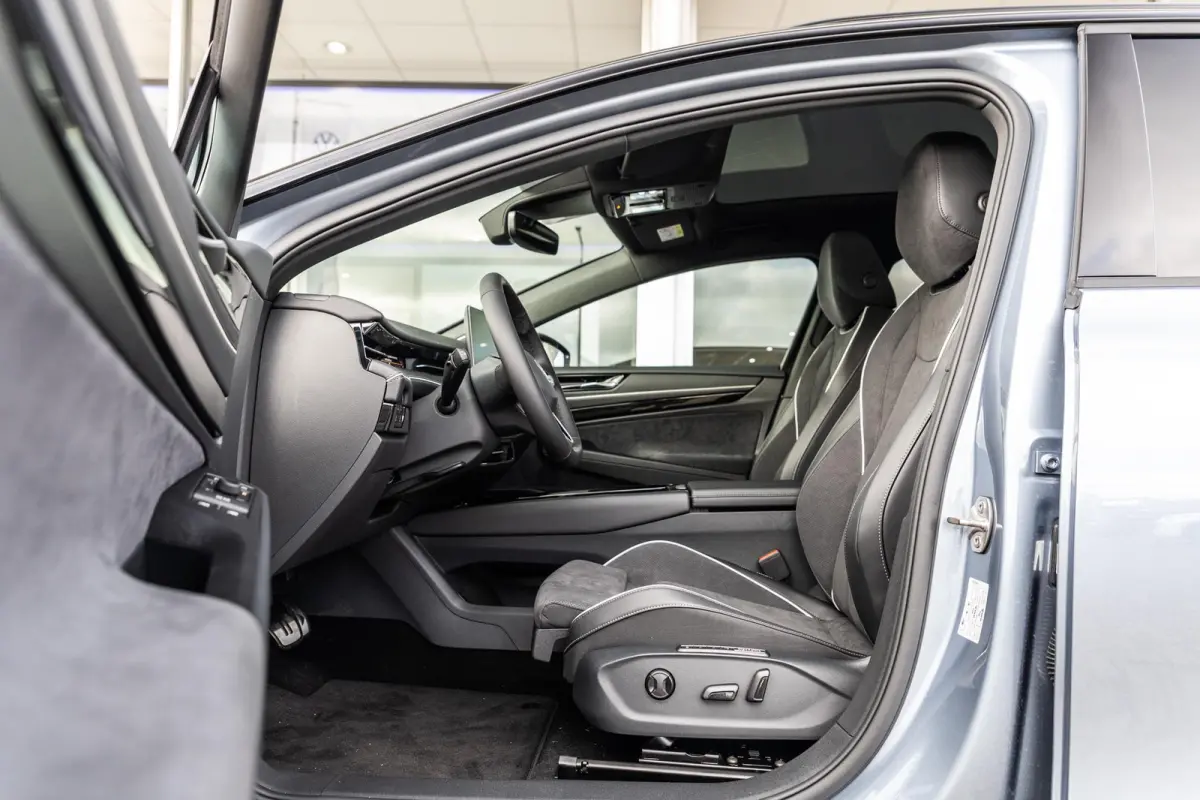 286pk Pro Limited Edition 77 kWh | Panoramadak | Trekhaak | Head-up | Massage