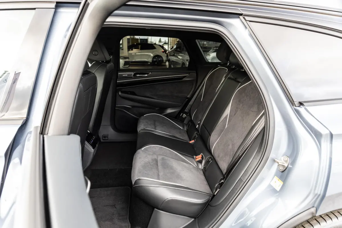286pk Pro Limited Edition 77 kWh | Panoramadak | Trekhaak | Head-up | Massage