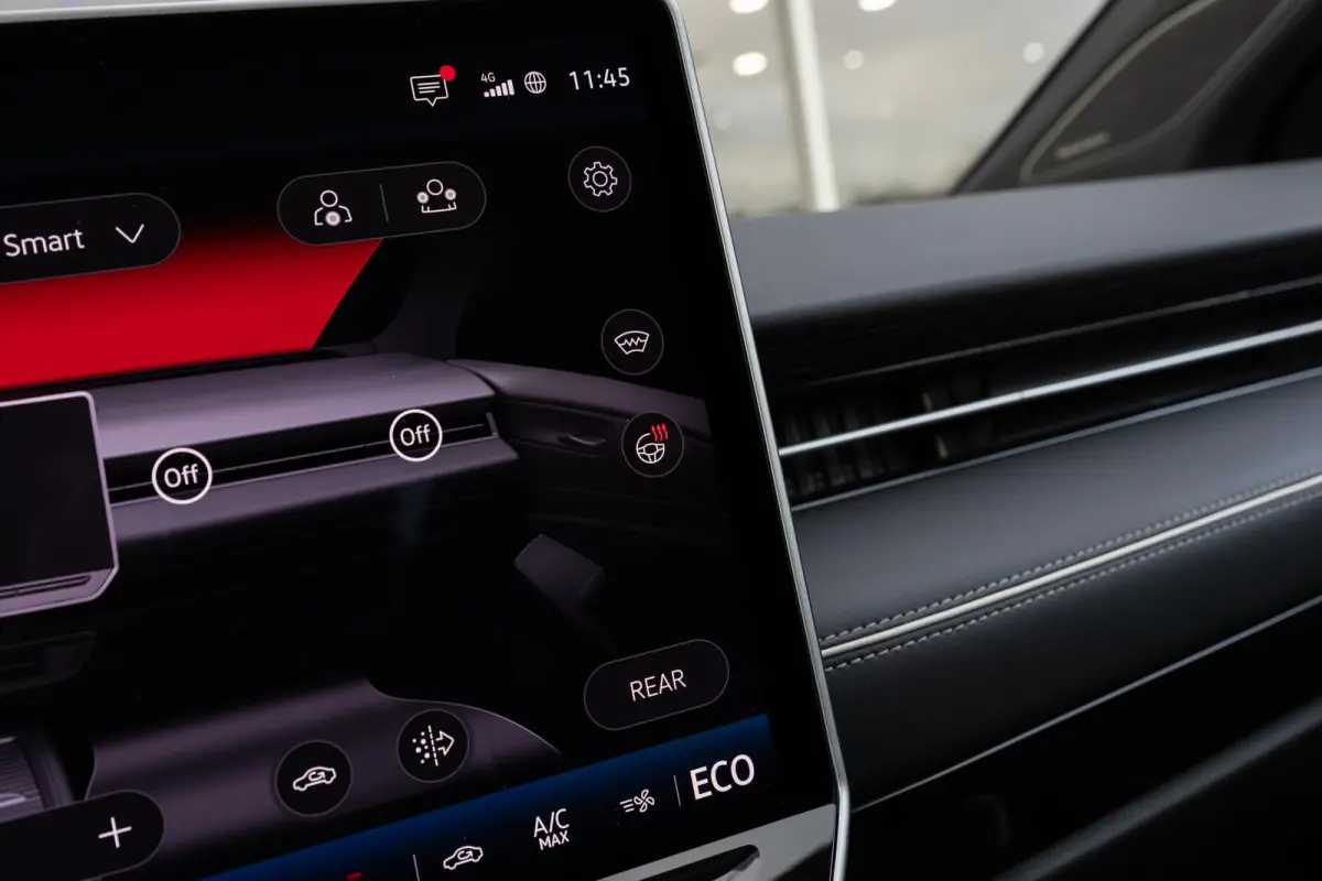286pk Pro Limited Edition 77 kWh | Panoramadak | Trekhaak | Head-up | Massage