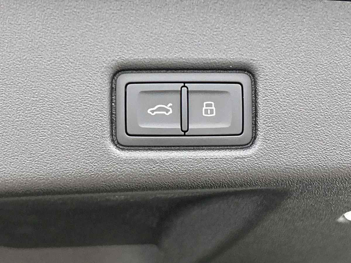 2.0 TFSI e-hybrid quattro S edition Competition 225 PK| Navigatie | Trekhaak | Panorama Glasdak | B&O | Stoelventilatie | 21"Lm Velgen | Airco