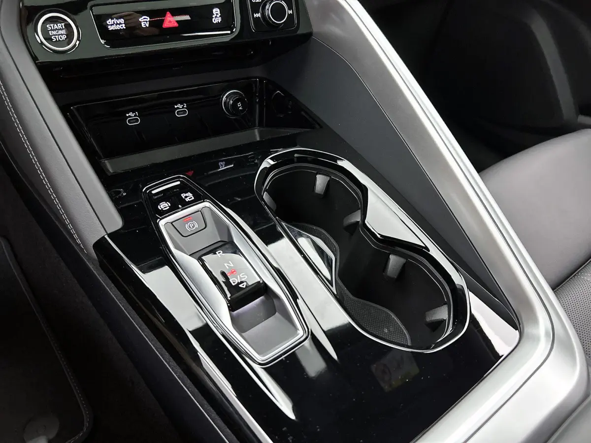 2.0 TFSI e-hybrid quattro S edition Competition 225 PK| Navigatie | Trekhaak | Panorama Glasdak | B&O | Stoelventilatie | 21"Lm Velgen | Airco