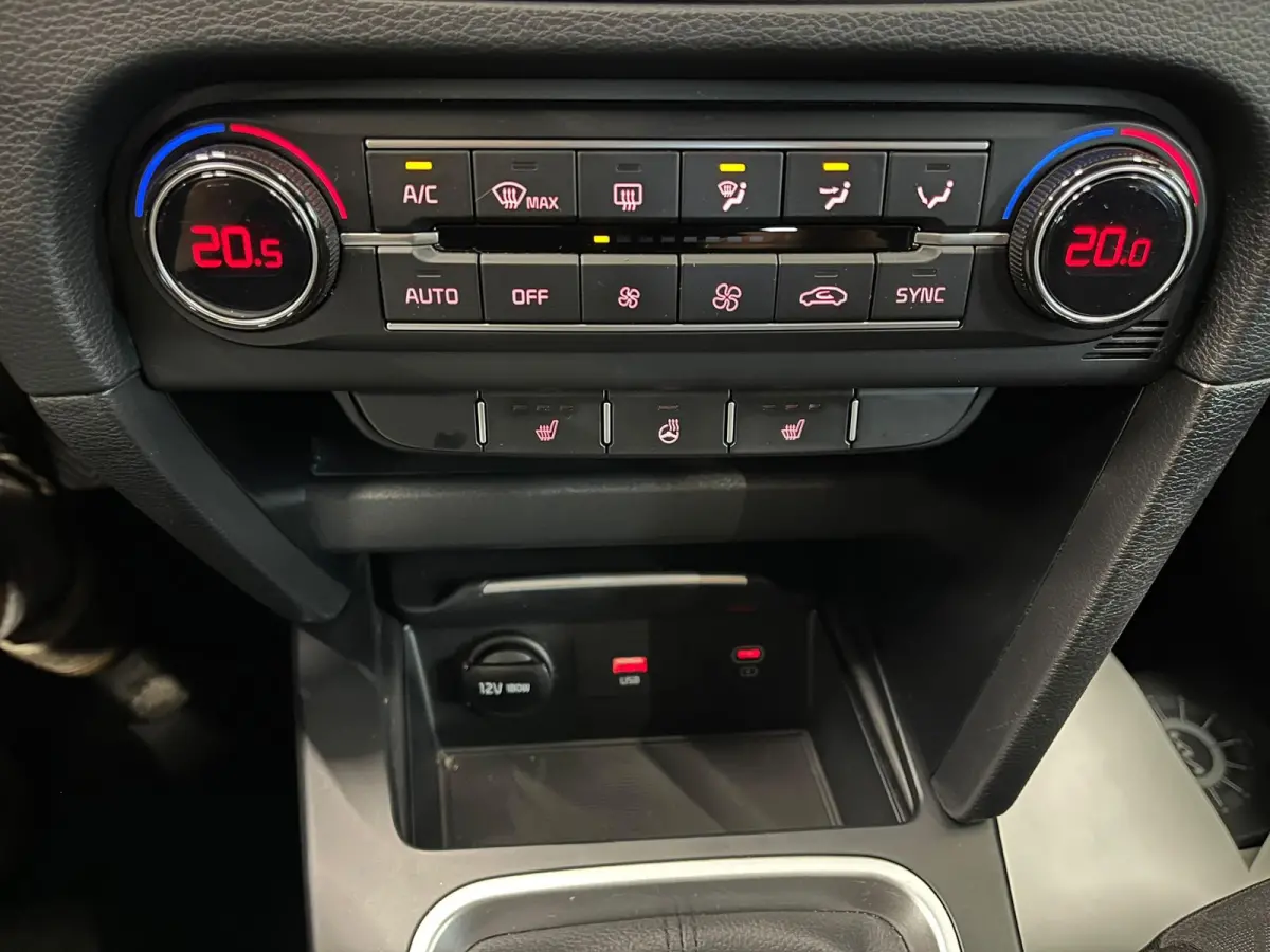 1.0 T-GDi DynamicLine Cruise control Climate control Camera Stoel + Stuur verwarming Apple Carplay/ Android Auto Navigatie