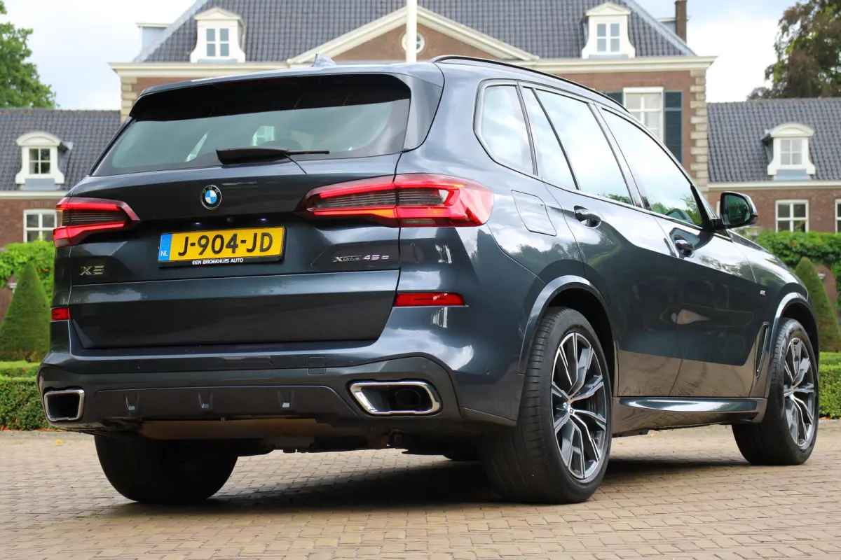 xDrive45e High Executive | NL-AUTO! | M-SPORT | 360° CAMERA ELEKTR TREKHAAK | LUCHTVERING | ADAPTIVE CRUISE | DODE HOEK | HARMEN KARDON | LANE ASSIST | ELEKTR. STOEL INCL GEHEUGEN