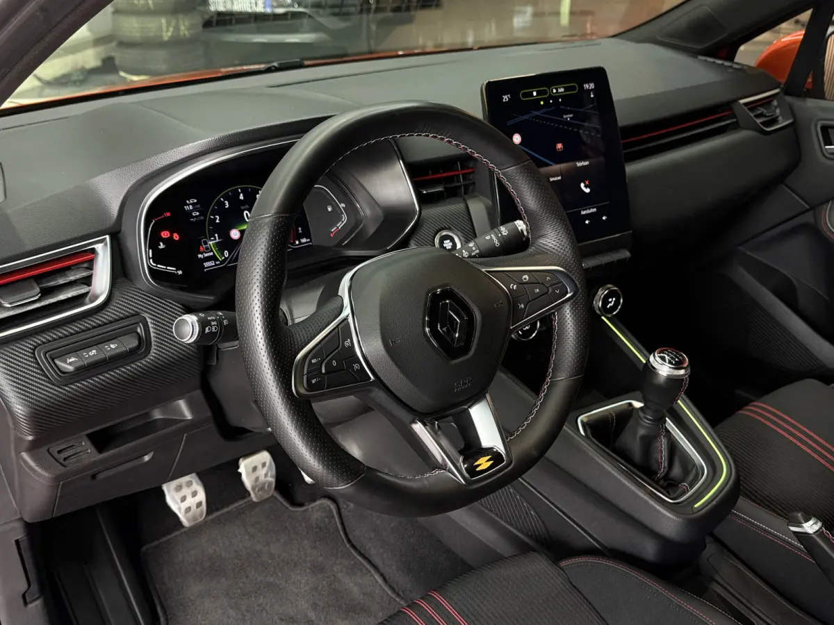 1.0 TCe 100pk R.S. Line | Groot Navi | Camera | Carplay | 17 inch | Sport stoelen | 100% onderhouden!