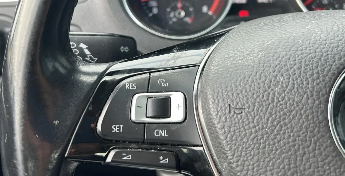 1.2 TSI Highline 90PK | Volledige Onderhoudshistorie | 5 Deurs | Parkeersensoren Voor en Achter | Airco | Cruise Control | Lichtmetalen Velgen | 2 Sleutels | Armsteun |