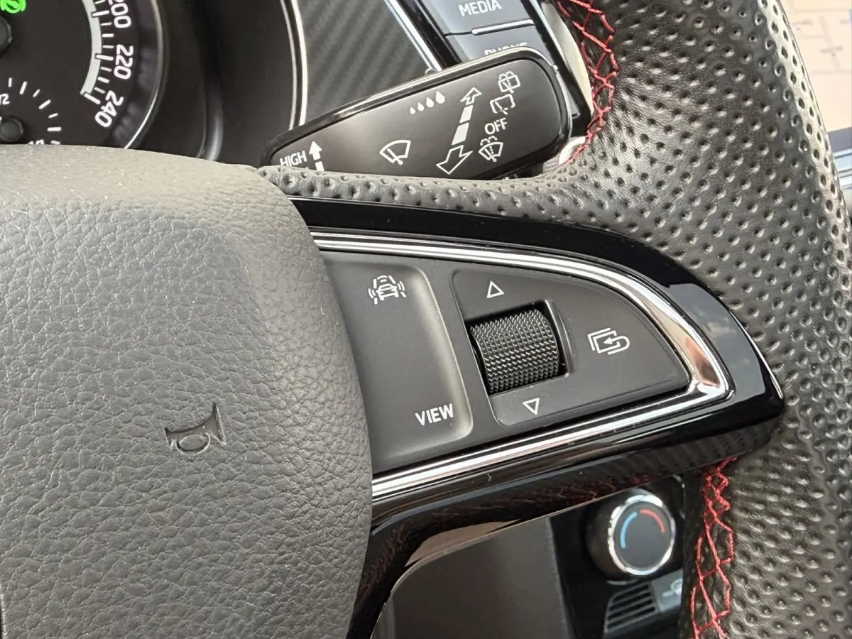 1.0 TSI Monte Carlo DSG Pano Camera CarPlay Navi DAB BTW