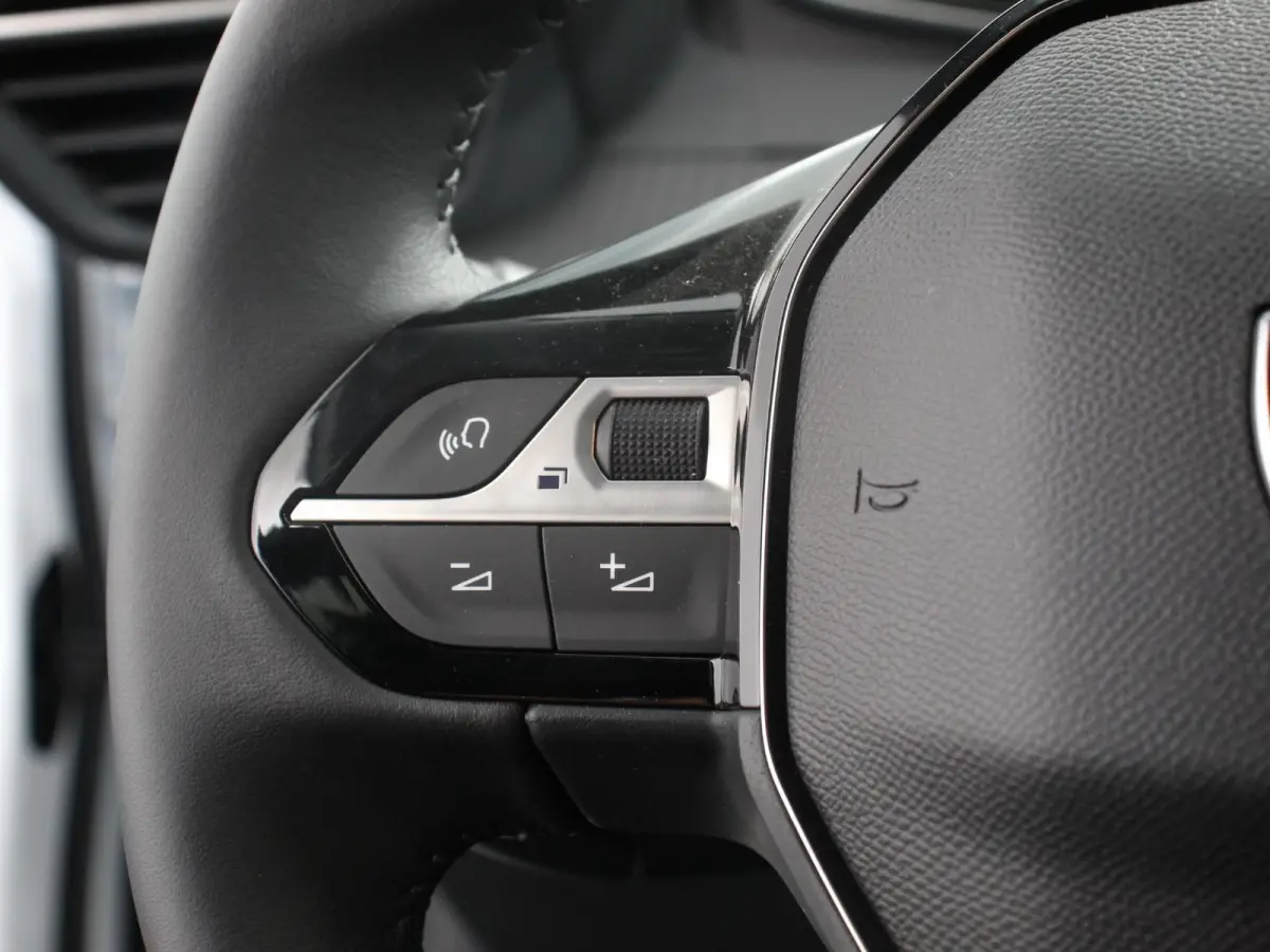 EV Allure 50 kWh Warmtepomp Navigatie Apple Carplay Android Auto Parkeerhulp Cruise Control Full Led Climate Control Lichtmetalen velgen