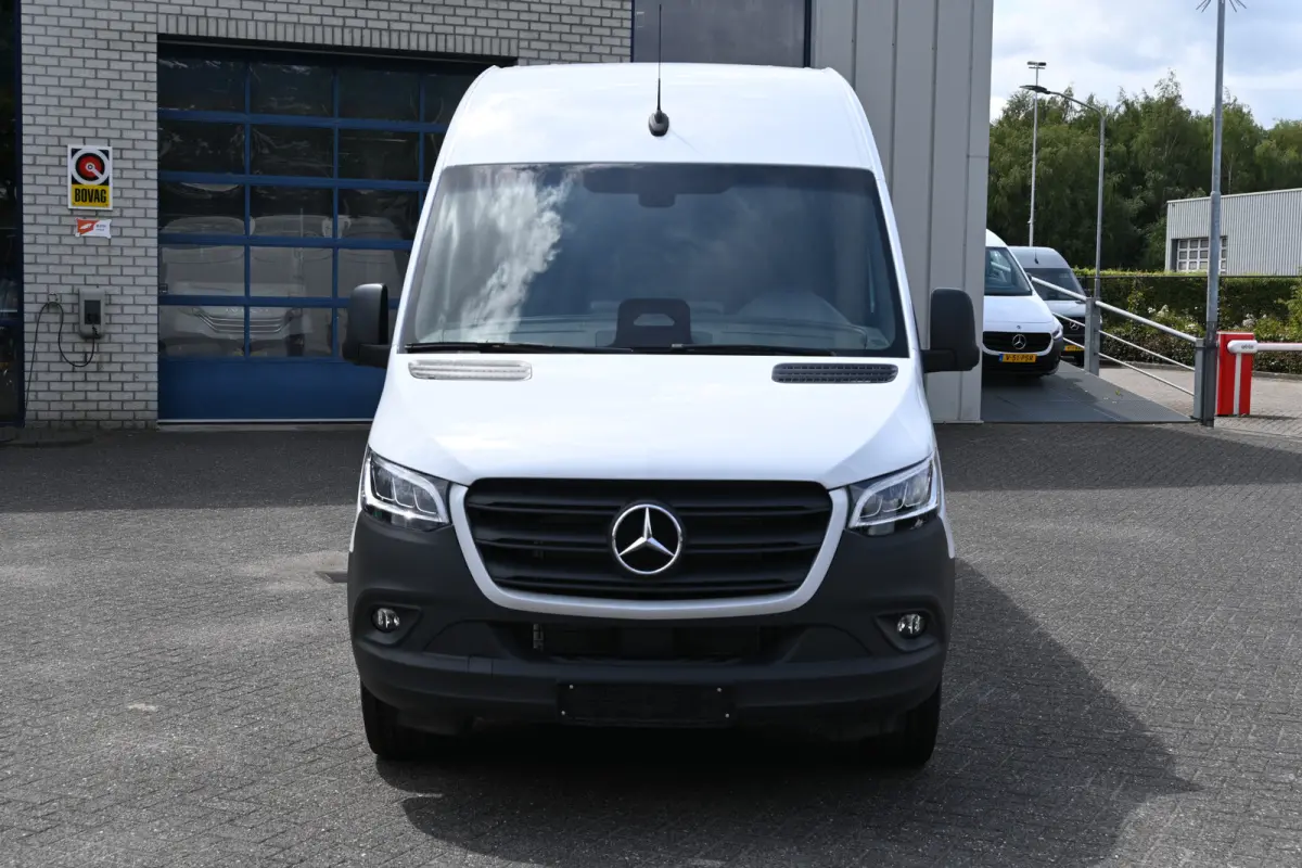 319 CDI Pro L4H2 Maxi LED, Geveerde stoel, Camera