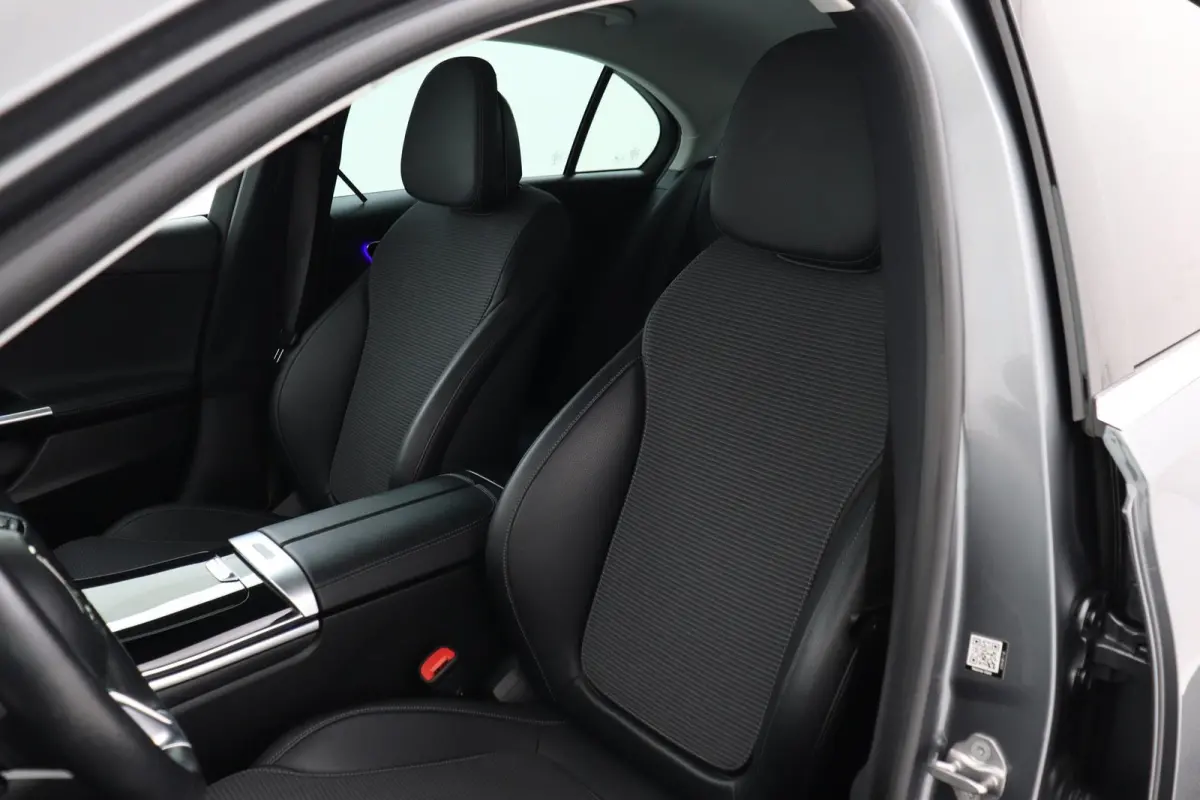 180 Luxury Line | Sfeerverlichting | Widescreen | Burmester | Navigatie | CarPlay | Camera |