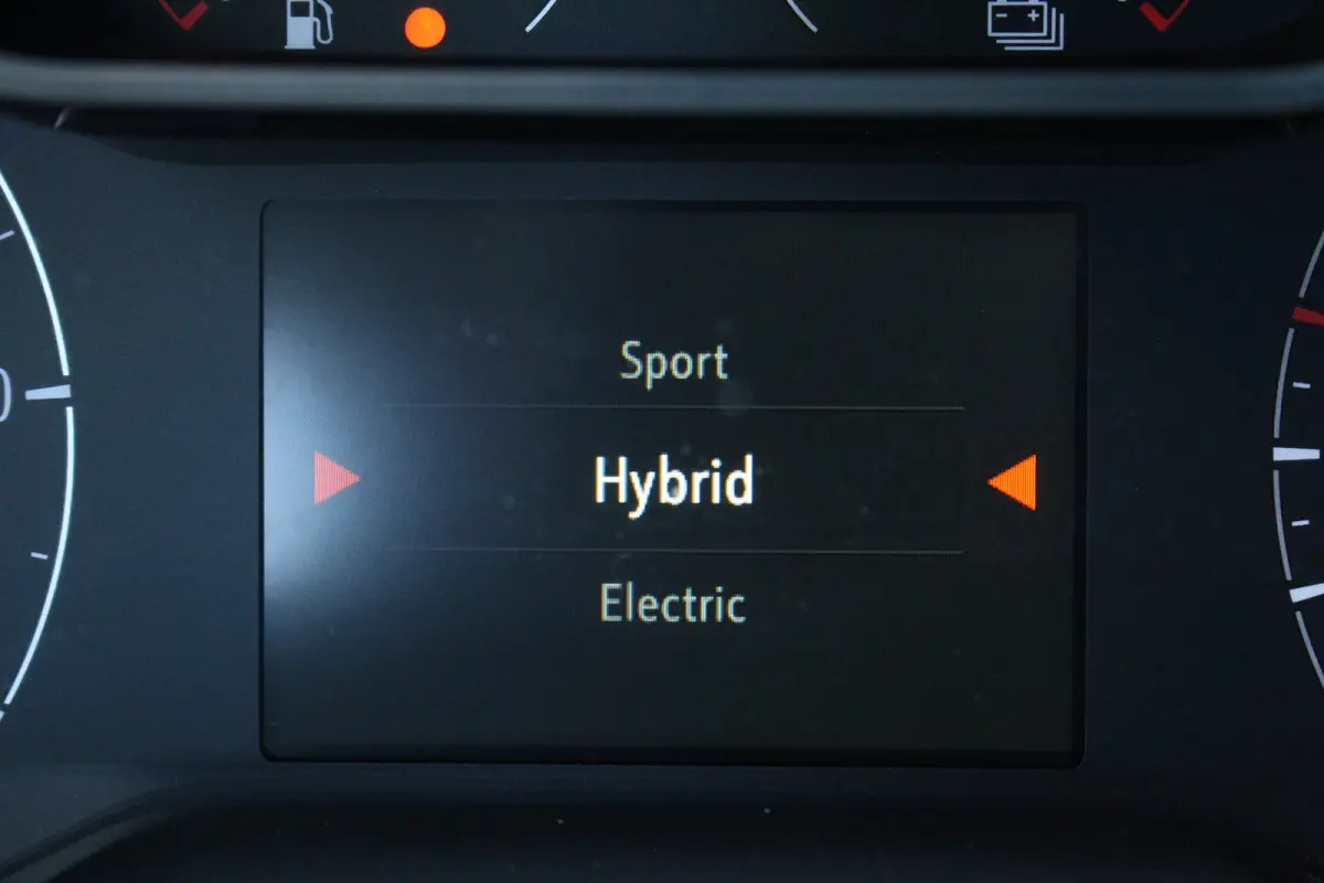1.6 Turbo Hybrid Elegance | Stoelverw. | Keyless | Carplay | Navi | Camera | DAB | Climate | Cruise | Stoelverw. | Keyless | Carplay | Navi | Camera | DAB | Climate | Cruise |