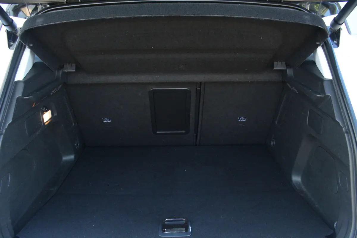 1.6 Turbo Plug-In Hybrid Ultimate | Trekh. | Elek. Achterklep | Adaptive Cruise | Stoel & Stuur Verw. | Camera | Dodehoek | Alcantara | | Trekh. | Elek. Achterklep | Adaptive Cruise | Stoel 