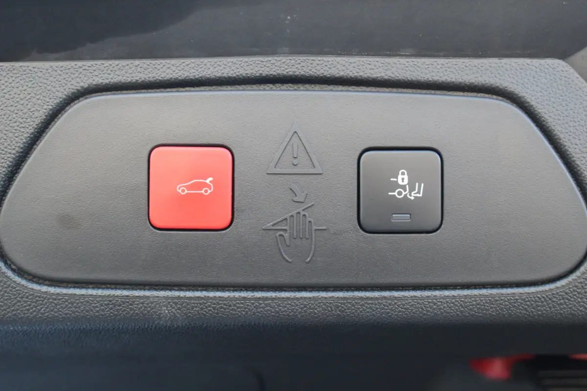 1.6 Turbo Plug-In Hybrid Ultimate | Trekh. | Elek. Achterklep | Adaptive Cruise | Stoel & Stuur Verw. | Camera | Dodehoek | Alcantara | | Trekh. | Elek. Achterklep | Adaptive Cruise | Stoel 