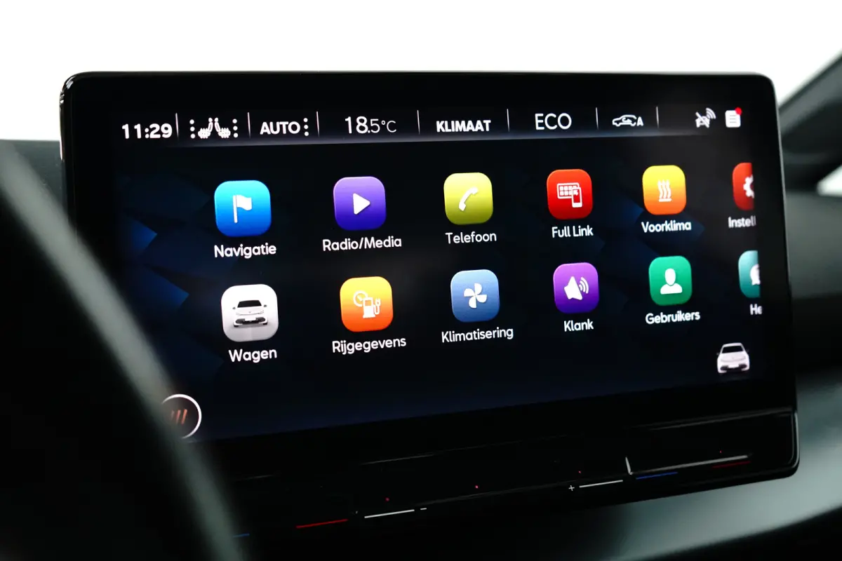 Essential 62 kWh 204PK | Achteruitrijcamera | Dode hoek detectie | Navigatie & Apple Carplay | Stuurwielverwarming