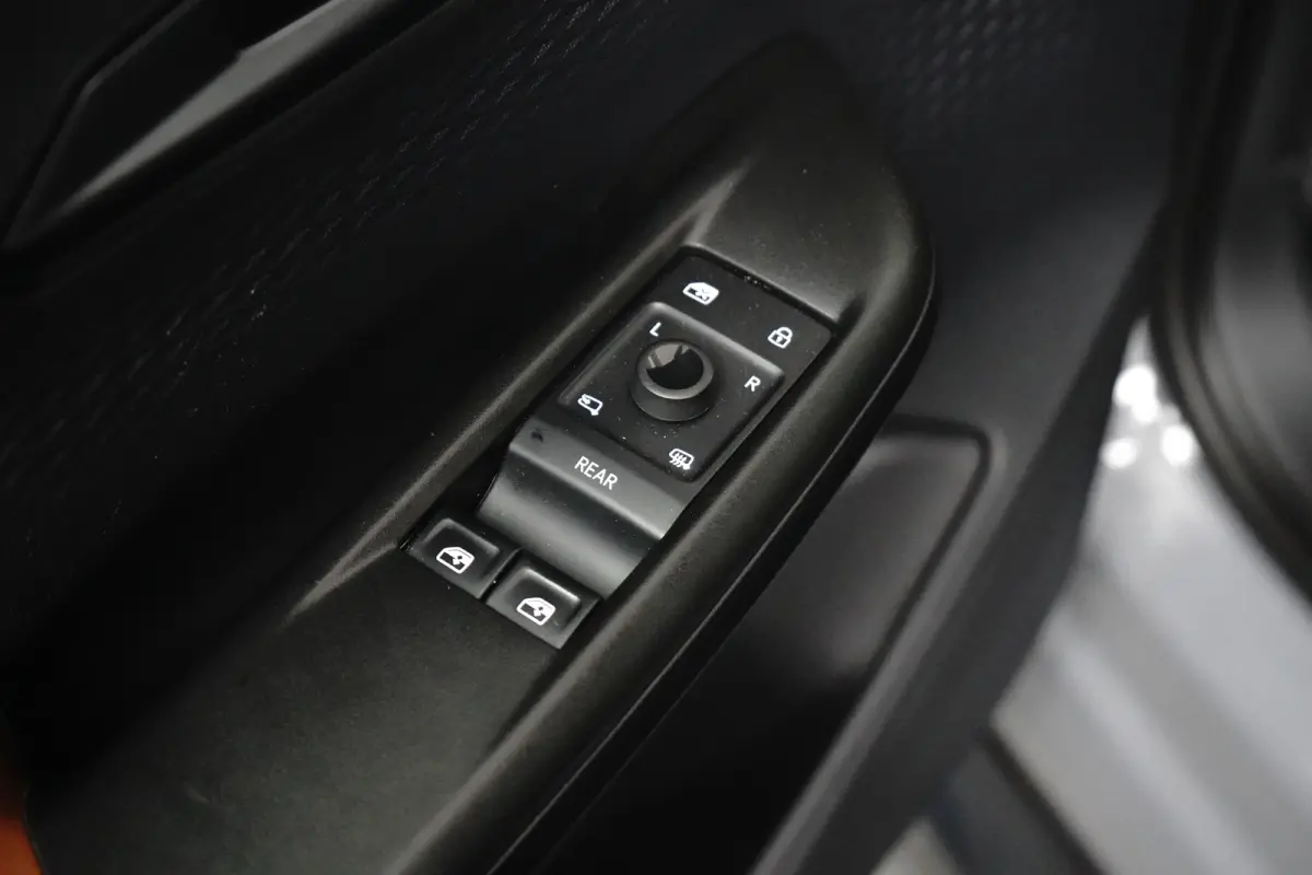 Essential 62 kWh 204PK | Achteruitrijcamera | Dode hoek detectie | Navigatie & Apple Carplay | Stuurwielverwarming