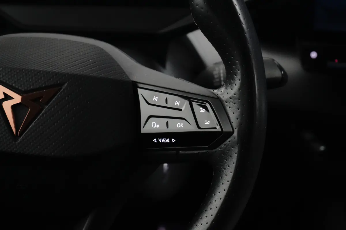 Essential 62 kWh 204PK | Achteruitrijcamera | Dode hoek detectie | Navigatie & Apple Carplay | Stuurwielverwarming