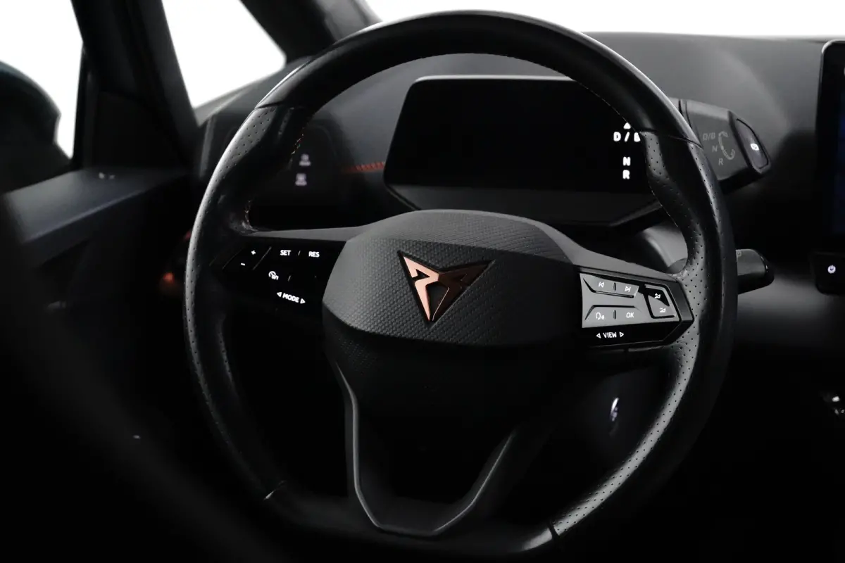 Essential 62 kWh 204PK | Achteruitrijcamera | Dode hoek detectie | Navigatie & Apple Carplay | Stuurwielverwarming