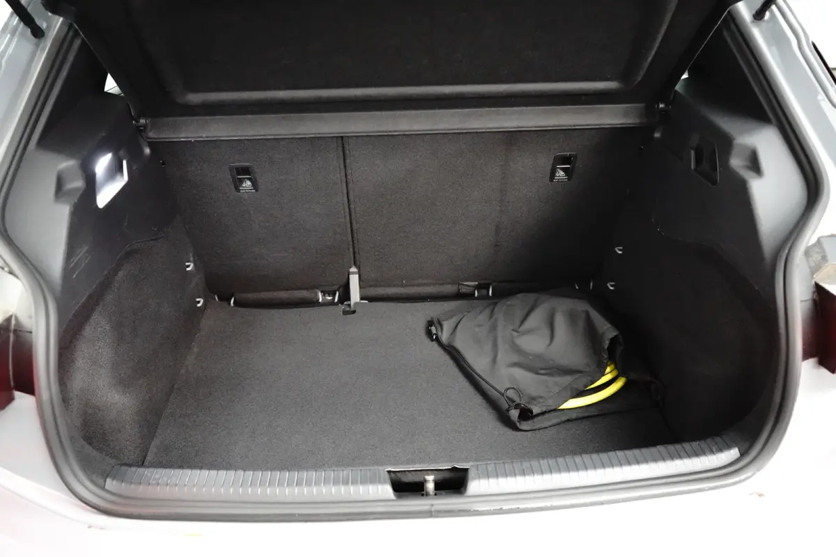 Essential 62 kWh 204PK | Achteruitrijcamera | Dode hoek detectie | Navigatie & Apple Carplay | Stuurwielverwarming
