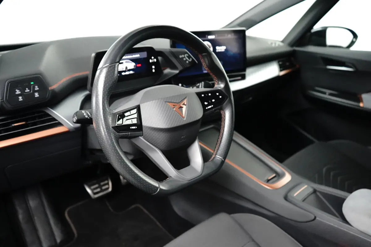 Essential 62 kWh 204PK | Achteruitrijcamera | Dode hoek detectie | Navigatie & Apple Carplay | Stuurwielverwarming