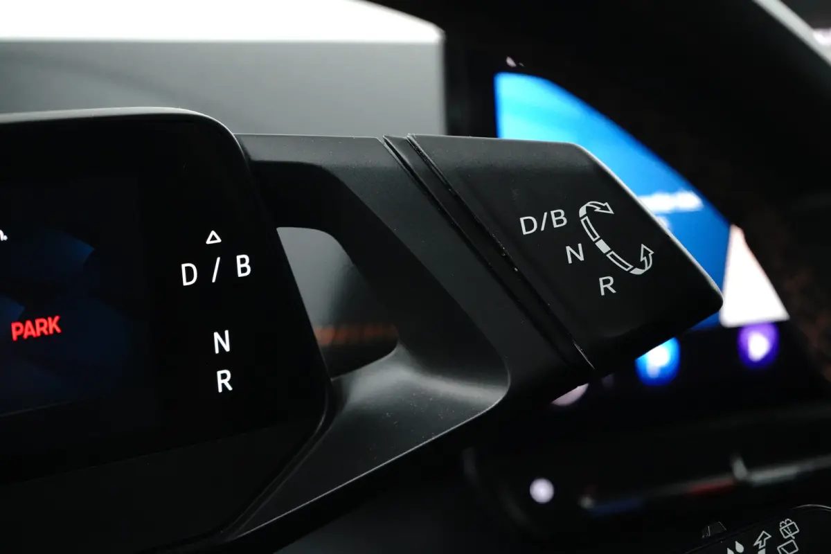 Essential 62 kWh 204PK | Achteruitrijcamera | Dode hoek detectie | Navigatie & Apple Carplay | Stuurwielverwarming