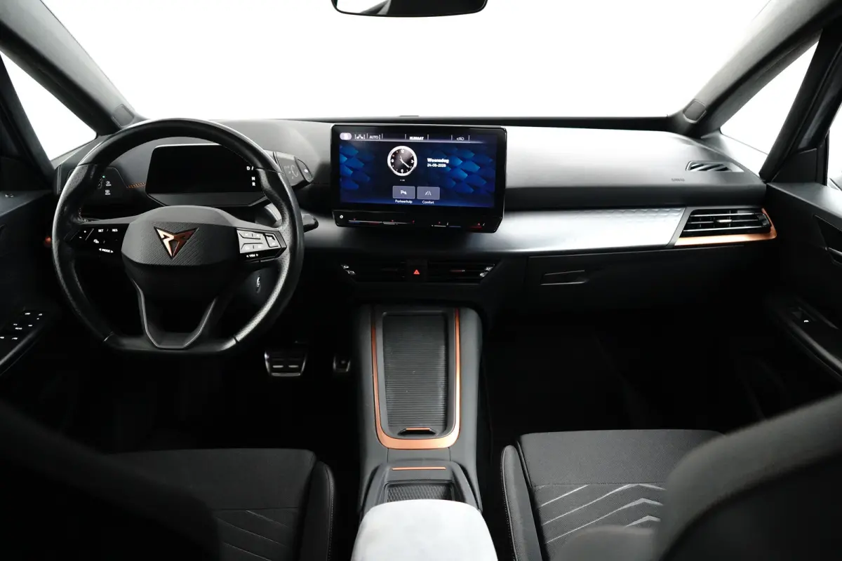 Essential 62 kWh 204PK | Achteruitrijcamera | Dode hoek detectie | Navigatie & Apple Carplay | Stuurwielverwarming