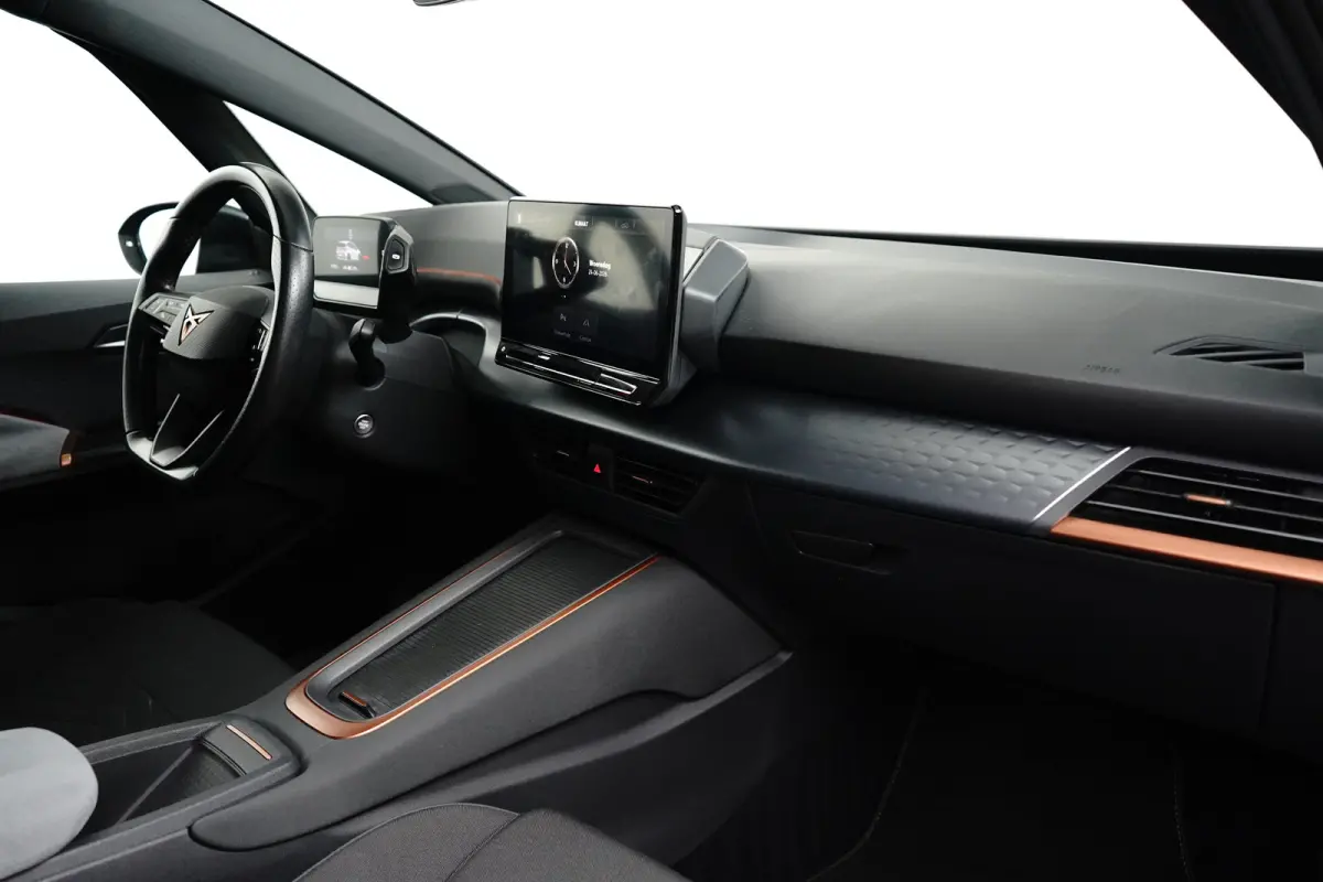 Essential 62 kWh 204PK | Achteruitrijcamera | Dode hoek detectie | Navigatie & Apple Carplay | Stuurwielverwarming