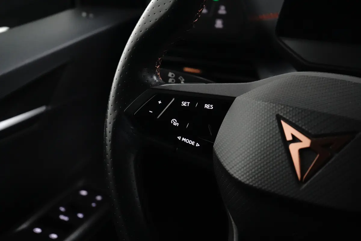Essential 62 kWh 204PK | Achteruitrijcamera | Dode hoek detectie | Navigatie & Apple Carplay | Stuurwielverwarming