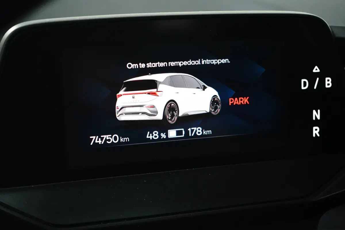 Essential 62 kWh 204PK | Achteruitrijcamera | Dode hoek detectie | Navigatie & Apple Carplay | Stuurwielverwarming