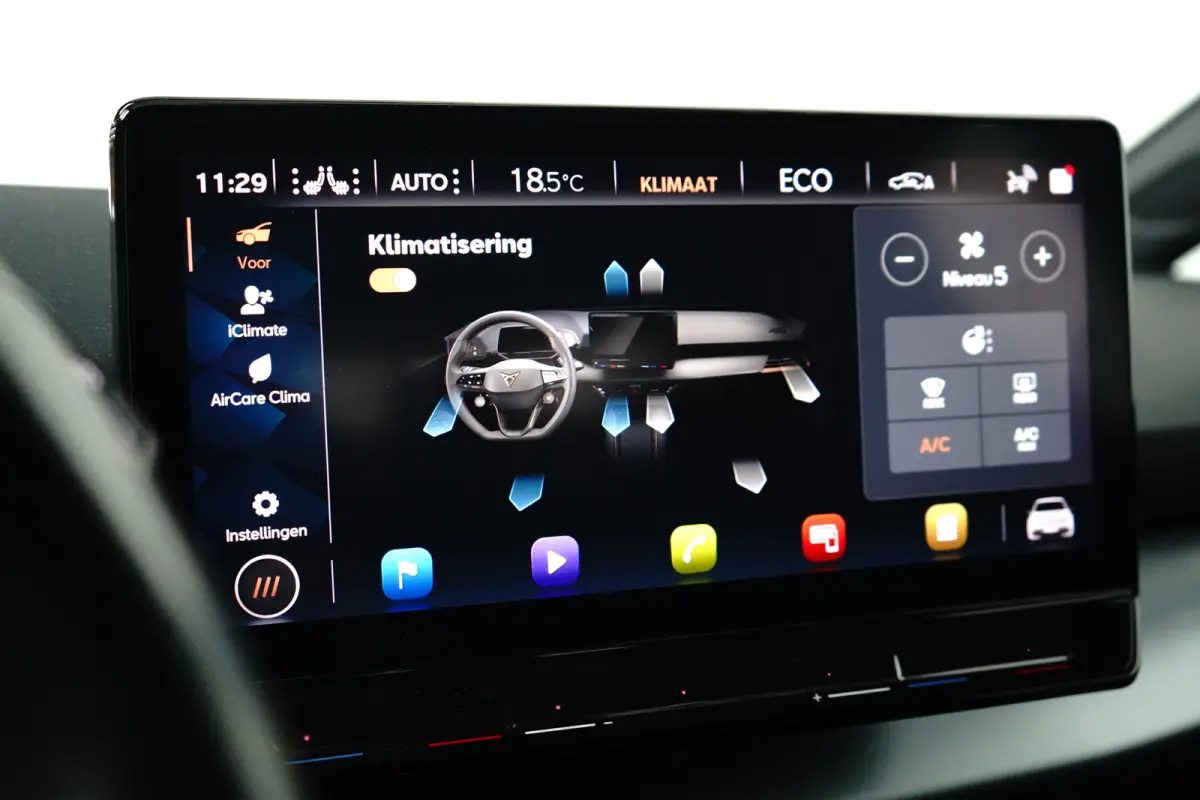 Essential 62 kWh 204PK | Achteruitrijcamera | Dode hoek detectie | Navigatie & Apple Carplay | Stuurwielverwarming