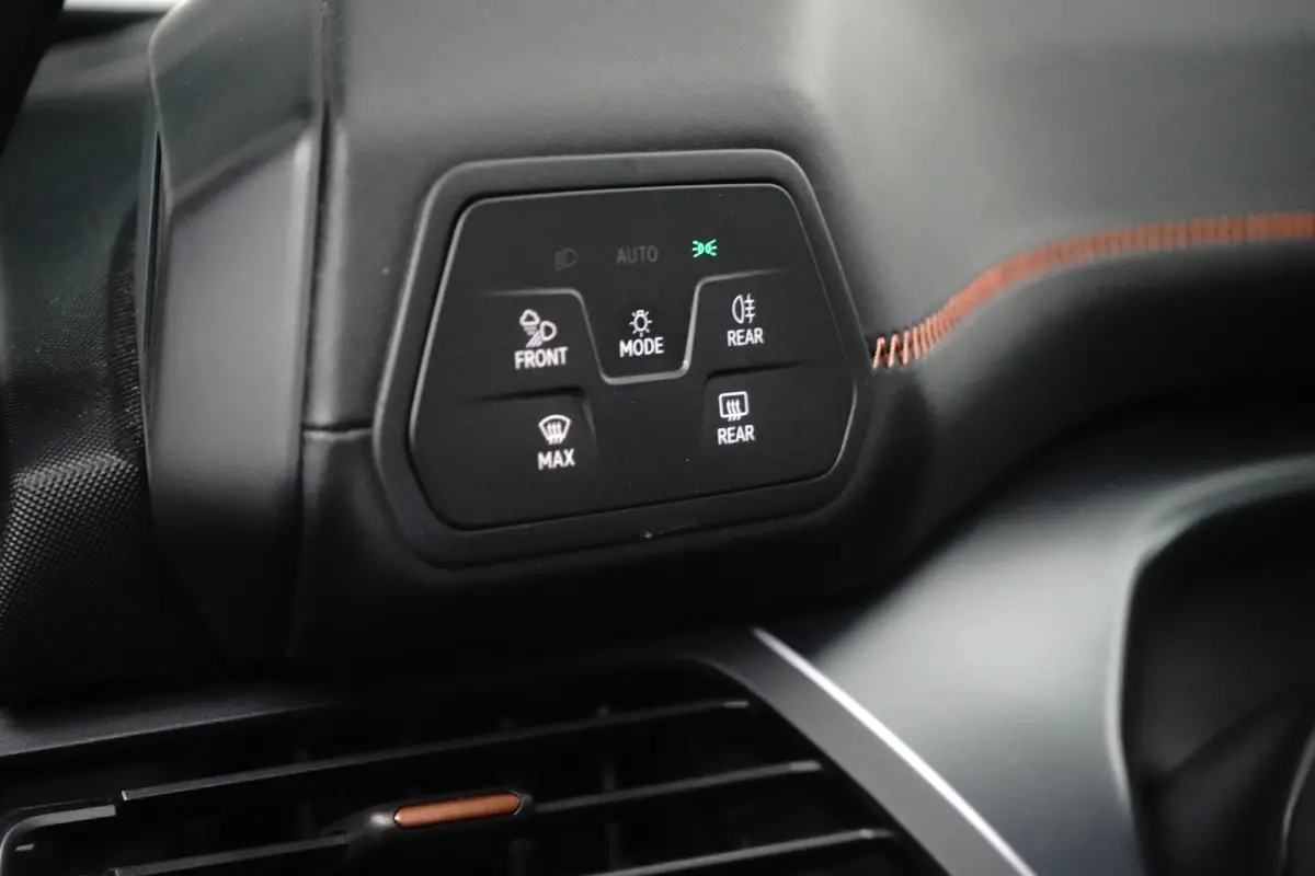 Essential 62 kWh 204PK | Achteruitrijcamera | Dode hoek detectie | Navigatie & Apple Carplay | Stuurwielverwarming