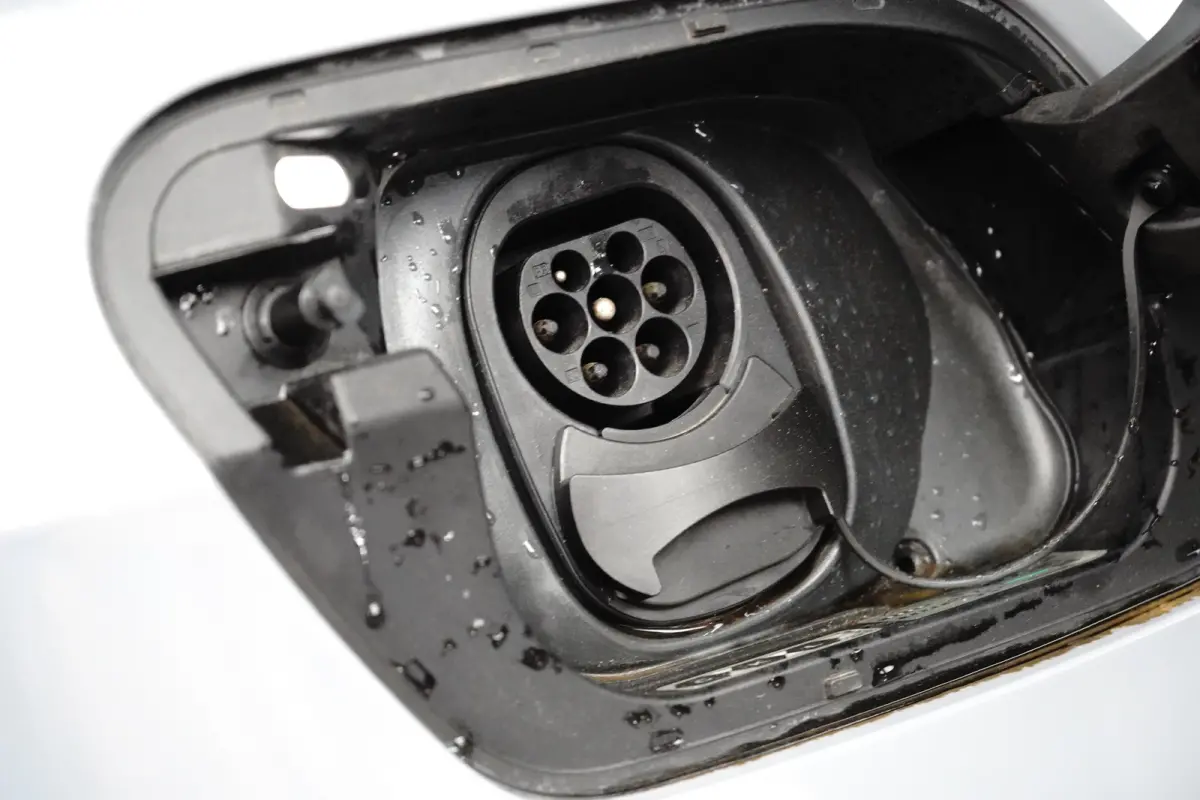 Essential 62 kWh 204PK | Achteruitrijcamera | Dode hoek detectie | Navigatie & Apple Carplay | Stuurwielverwarming