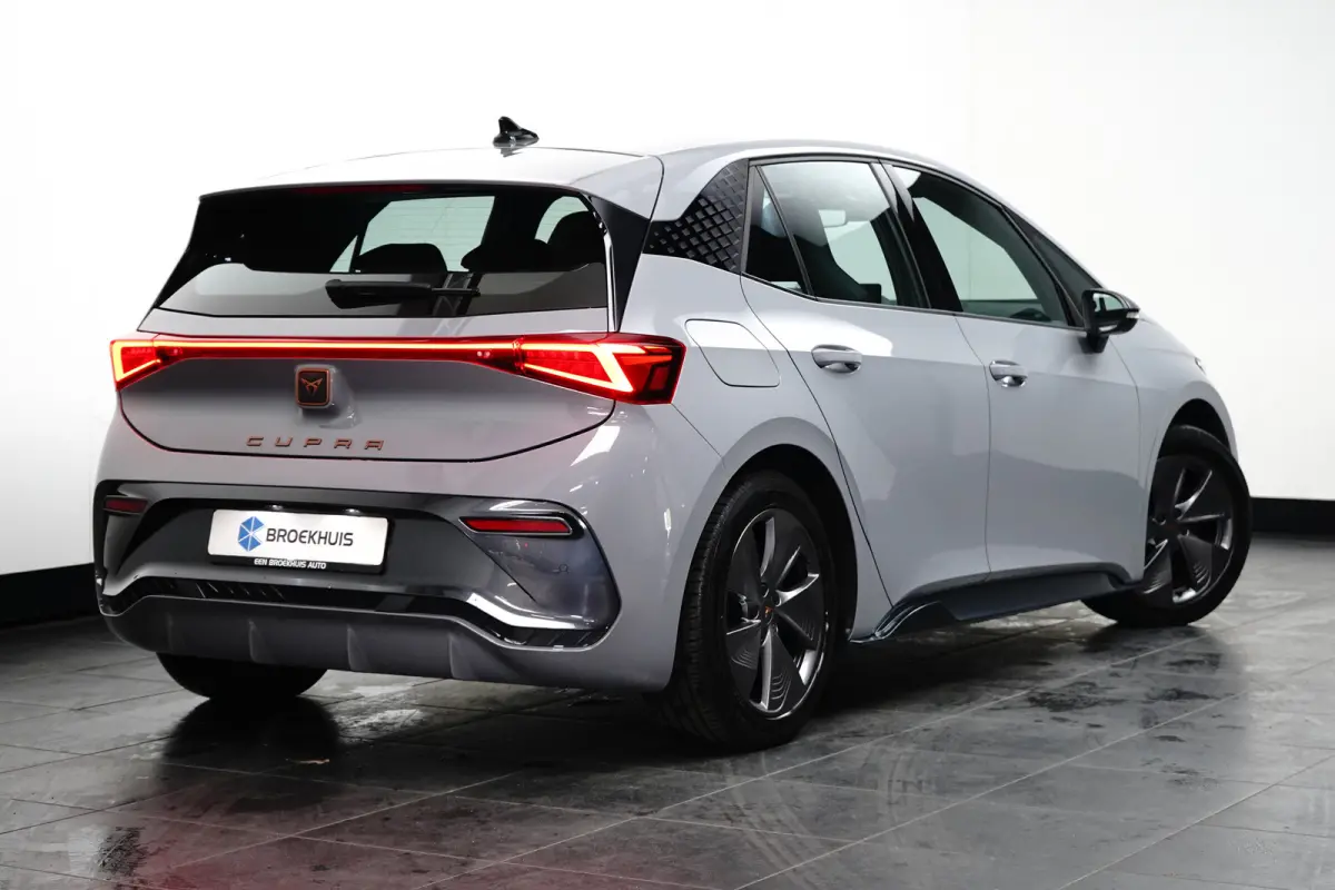 Essential 62 kWh 204PK | Achteruitrijcamera | Dode hoek detectie | Navigatie & Apple Carplay | Stuurwielverwarming