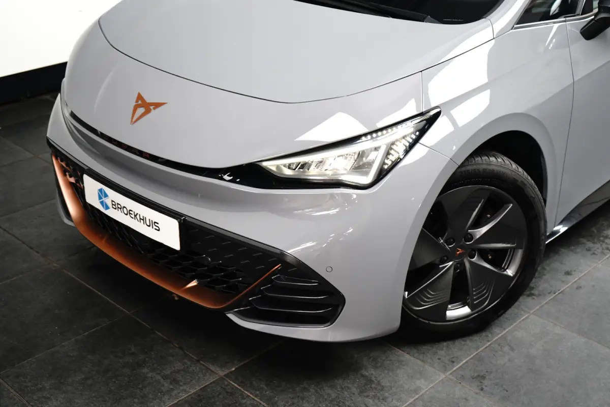 Essential 62 kWh 204PK | Achteruitrijcamera | Dode hoek detectie | Navigatie & Apple Carplay | Stuurwielverwarming
