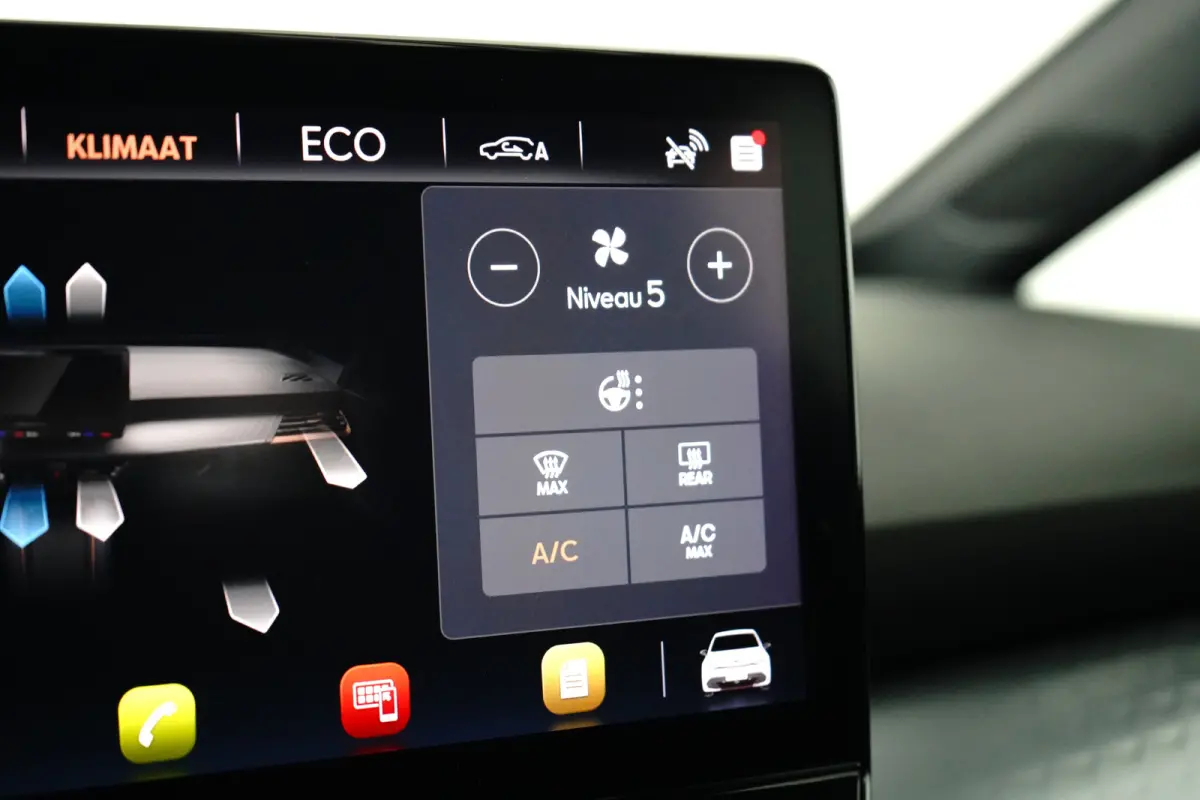 Essential 62 kWh 204PK | Achteruitrijcamera | Dode hoek detectie | Navigatie & Apple Carplay | Stuurwielverwarming