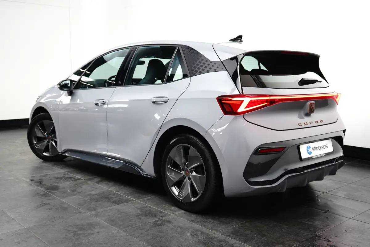 Essential 62 kWh 204PK | Achteruitrijcamera | Dode hoek detectie | Navigatie & Apple Carplay | Stuurwielverwarming