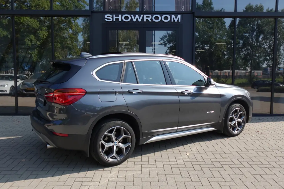 BMW X1 sDrive20i High Executive PANO NAVI LEDER VOL