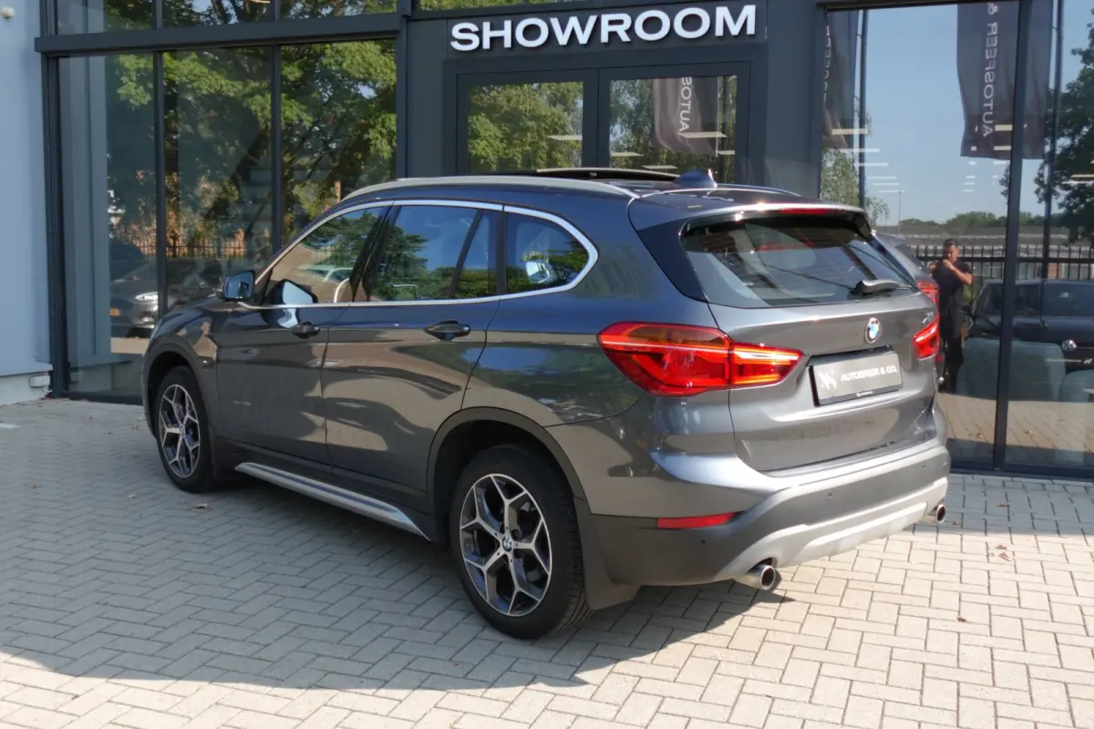 BMW X1 sDrive20i High Executive PANO NAVI LEDER VOL