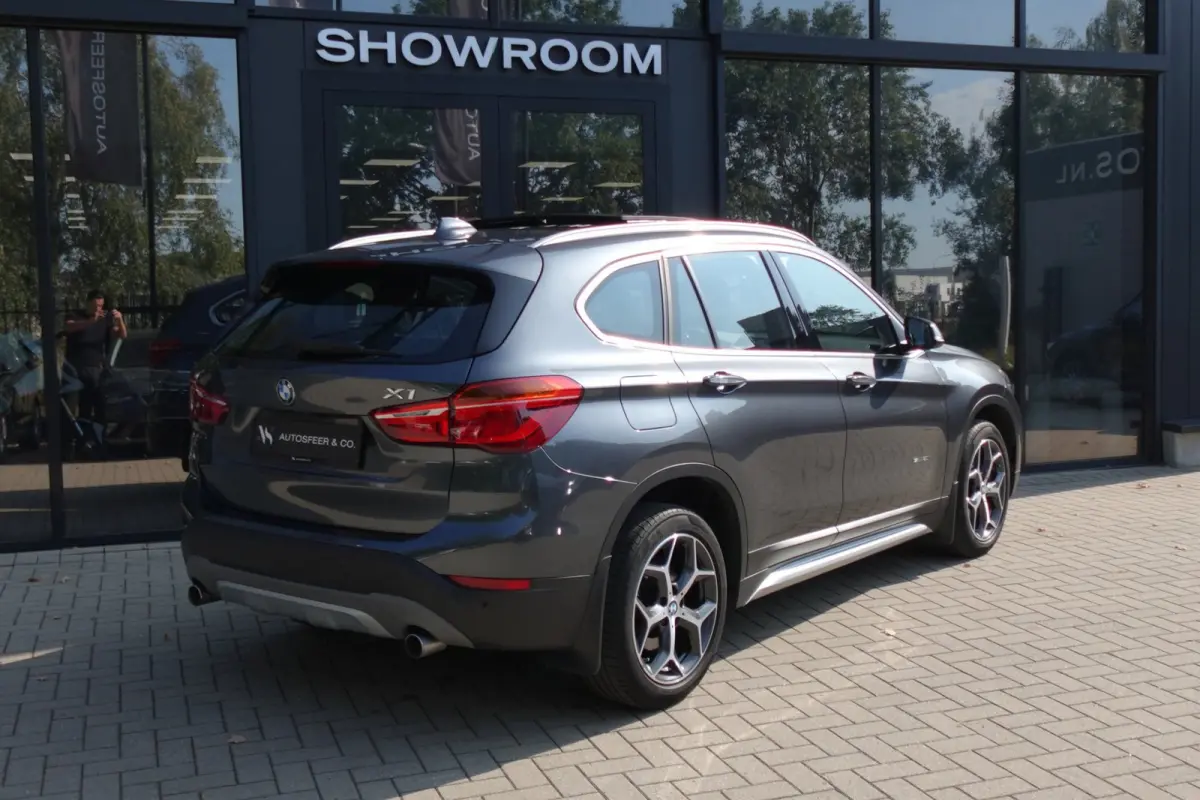BMW X1 sDrive20i High Executive PANO NAVI LEDER VOL