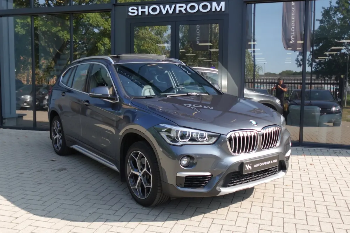BMW X1 sDrive20i High Executive PANO NAVI LEDER VOL