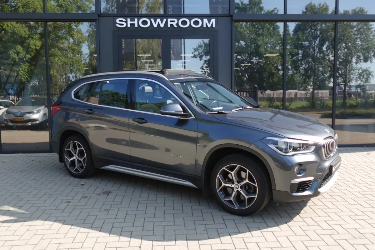 BMW X1 sDrive20i High Executive PANO NAVI LEDER VOL