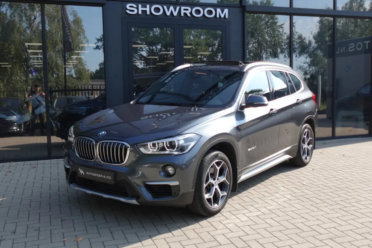 BMW X1 sDrive20i High Executive PANO NAVI LEDER VOL