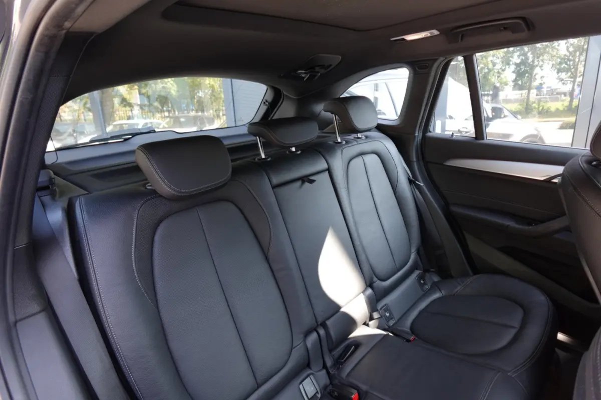BMW X1 sDrive20i High Executive PANO NAVI LEDER VOL