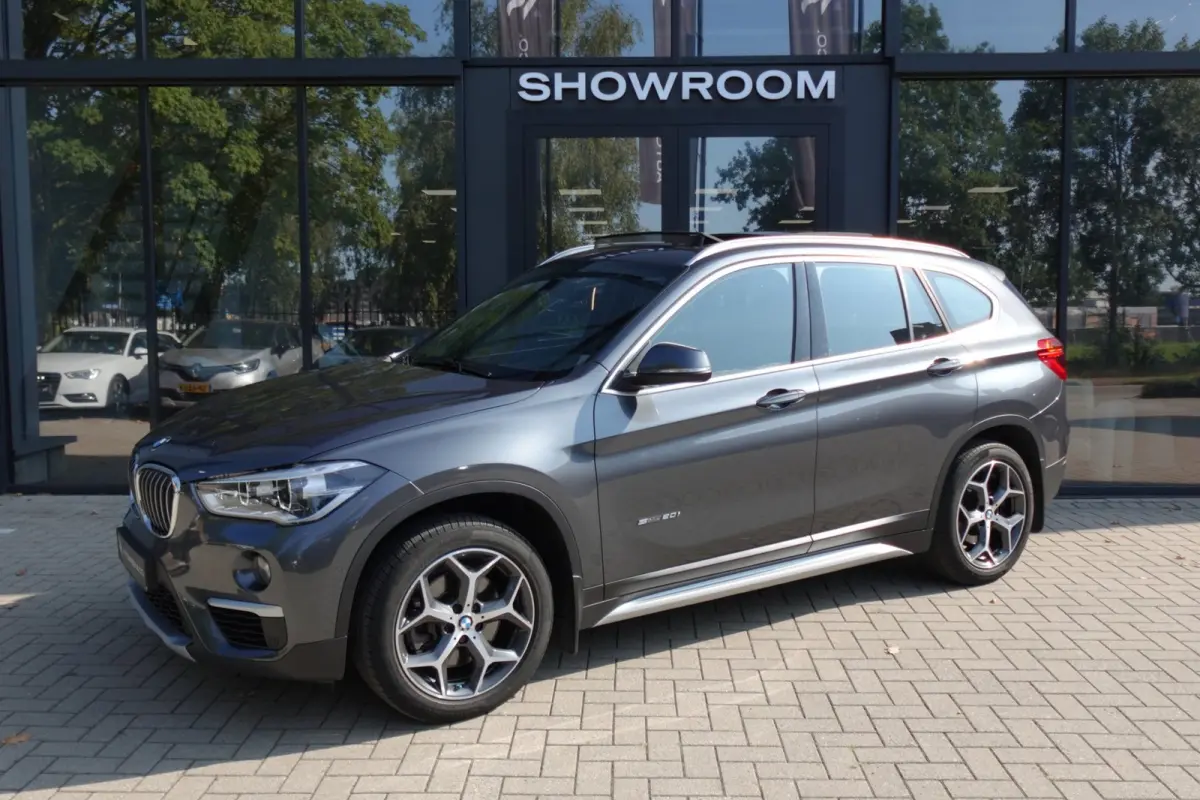 BMW X1 sDrive20i High Executive PANO NAVI LEDER VOL