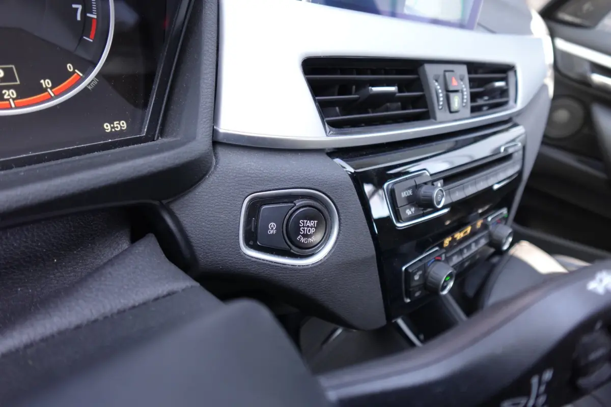 BMW X1 sDrive20i High Executive PANO NAVI LEDER VOL