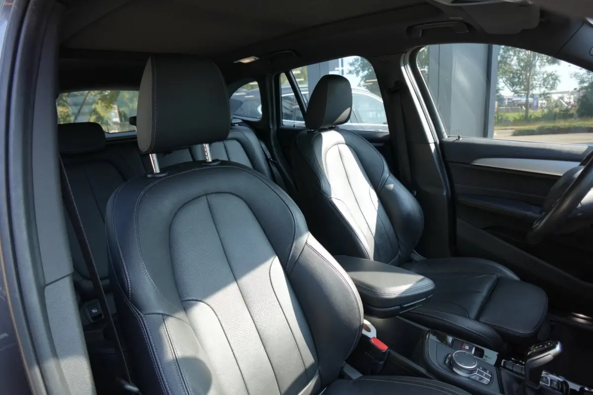 BMW X1 sDrive20i High Executive PANO NAVI LEDER VOL